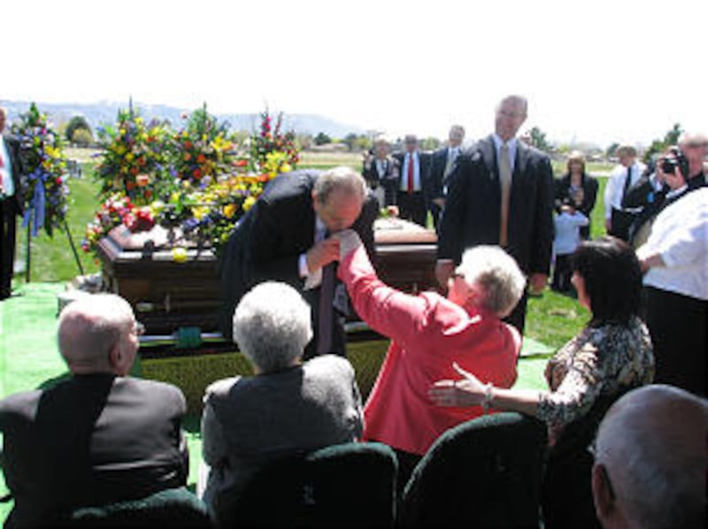 O Presidente Thomas S. Monson cumprimenta a irmã Gwen B. Goaslind durante o serviço funerário à beira do túmulo de seu marido, Elder Jack H. Goaslind Jr., em 2 de maio de 2011.