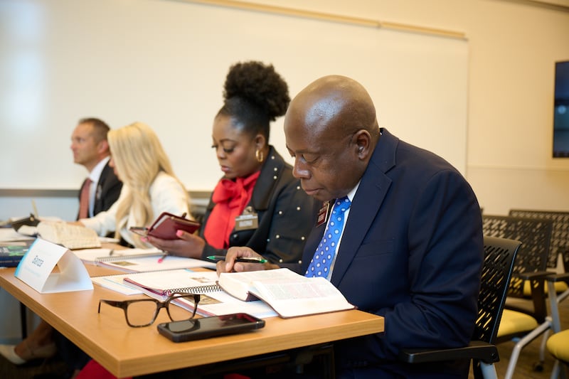 Presidente Junior Banza e Irmã Annie Banza estudam no Centro de Treinamento Missionário de Provo durante o Seminário para Novos Líderes de Missão em Provo, Utah, 19 de junho de 2026.
