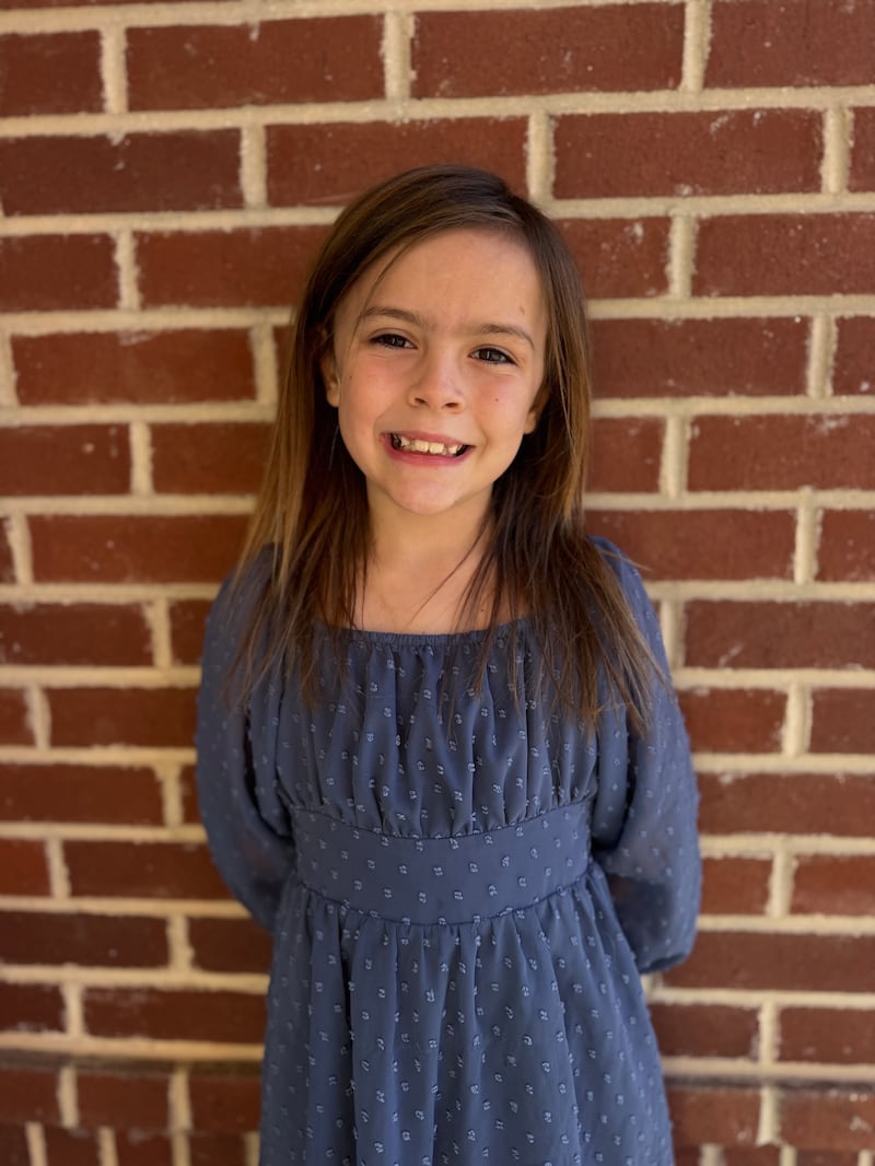 Haylie Pugh sorri após a Primária de Saratoga Springs, Utah, em novembro de 2025.