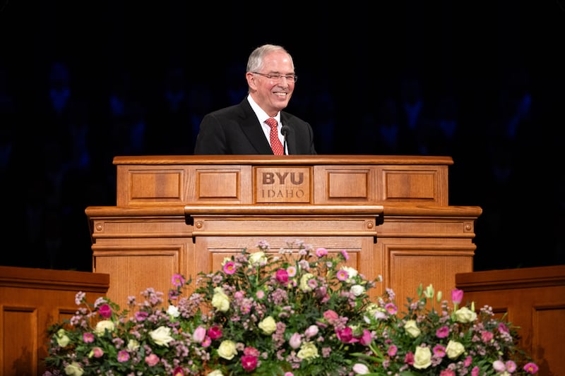 Elder Neil L. Andersen do Quórum dos Doze Apóstolos fala no BYU–I Center durante o devocional no domingo, 22 de fevereiro de 2026, em Rexburg, Idaho.