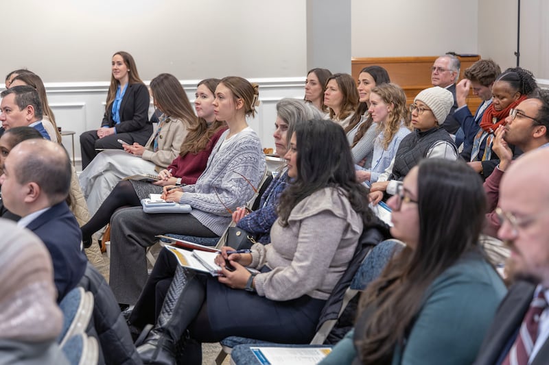 Pessoas assistem e escutam a uma discussão em painel sobre esforços humanitários ao redor do mundo organizada pela Igreja de Jesus Cristo dos Santos dos Últimos Dias de Washington, D.C., na quarta-feira, 18 de março de 2026.