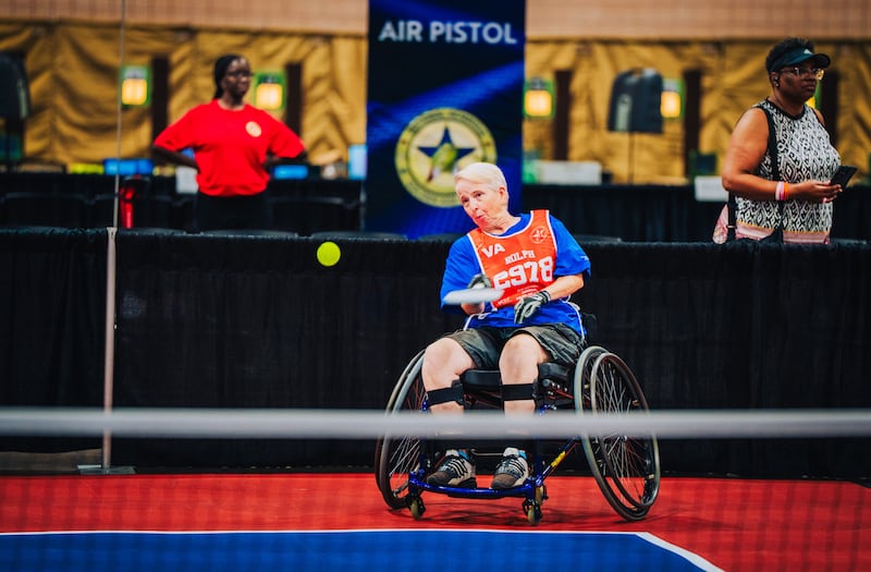 Um veterano joga pickleball durante os Jogos da Idade de Ouro de Veteranos Nacionais de 2026, realizados em Tampa, Flórida, de 27 de junho a 2 de julho.