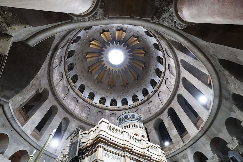 A rotunda da Igreja do Santo Sepulcro em Jerusalém, Israel, na quinta-feira, 20 de abril de 2023. Muitos cristãos, especialmente católicos e ortodoxos, acreditam que a estrutura no centro inferior é o local da tumba de Cristo.