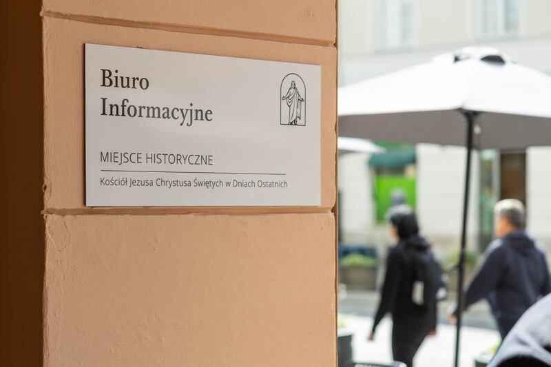 Uma placa no centro de visitantes do Nowy Świat em Varsóvia, Polônia, informa aos visitantes sobre a função anterior do edifício como um bureau de informações.