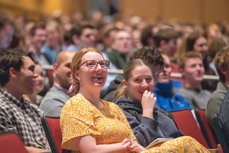 Os alunos se reúnem no Centro da BYU–Idaho para participar do primeiro devocional do semestre, proferido pelo Presidente Alvin F. Meredith III e pela irmã Jennifer E. Meredith, em 13 de janeiro de 2026, em Rexburg, Idaho.