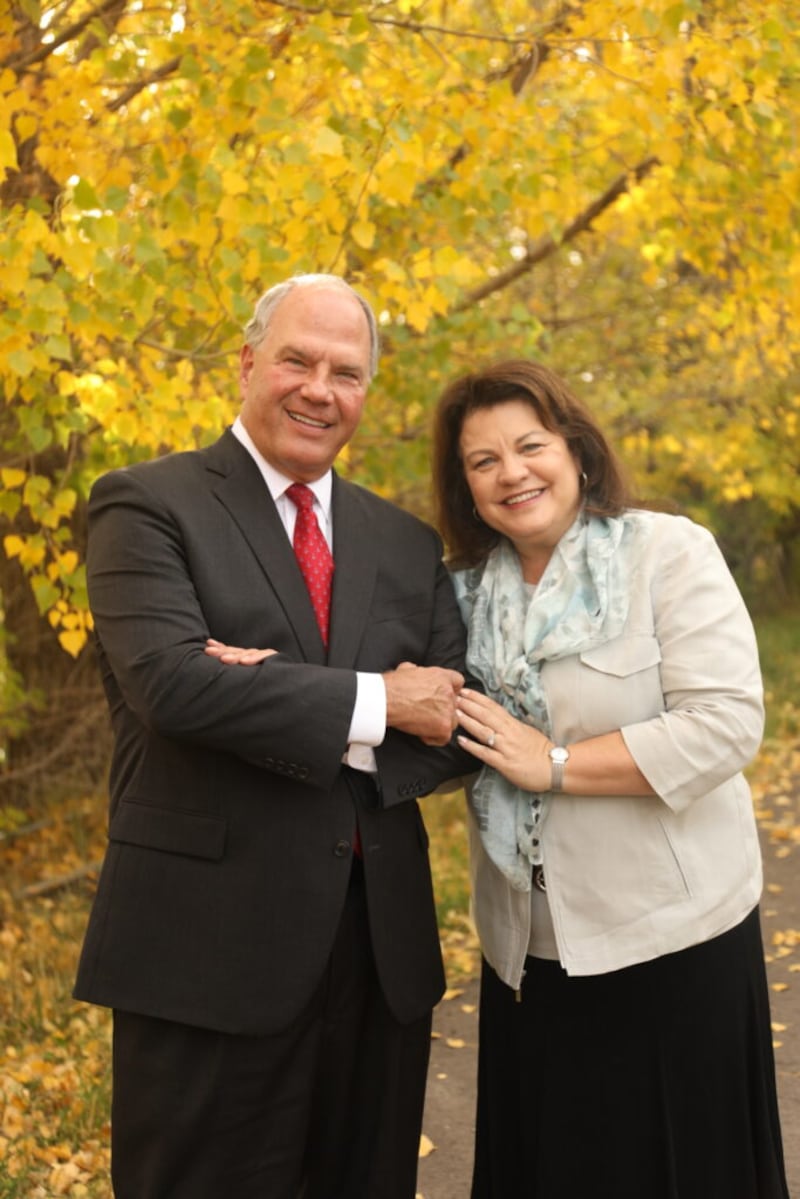 Élder Ronald A. Rasband e irmã Melanie Rasband.
