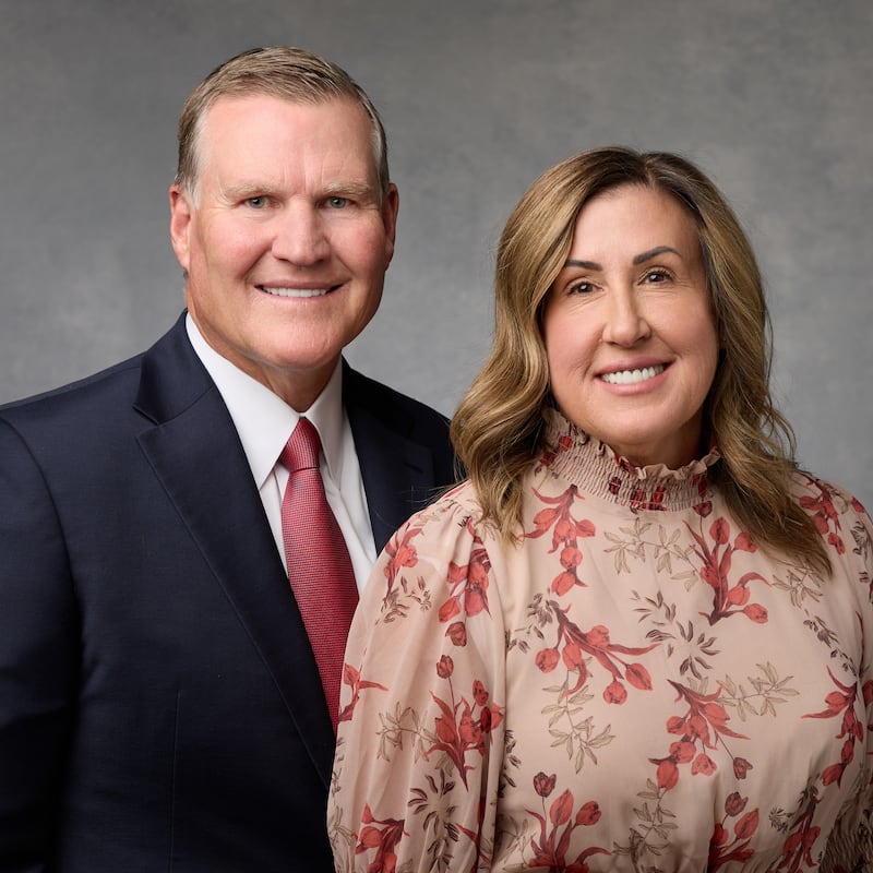 Gregory Peterson e Hollie Peterson, que servirão como presidente e companheira da Missão Califórnia Sacramento a partir de julho de 2026.
