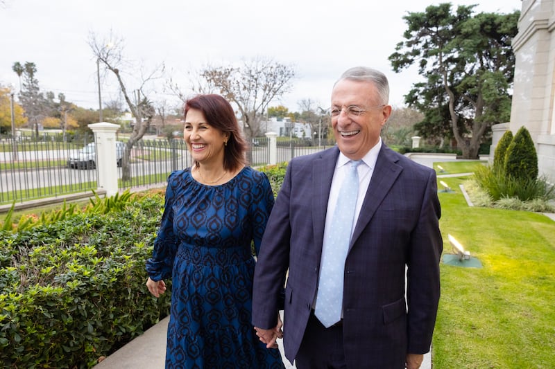 Élder Ulisses Soares, do Quórum dos Doze Apóstolos, e sua esposa, a irmã Rosana Soares, caminham pelos arredores do templo em Montevidéu, Uruguai, na terça-feira, 6 de junho de 2023.