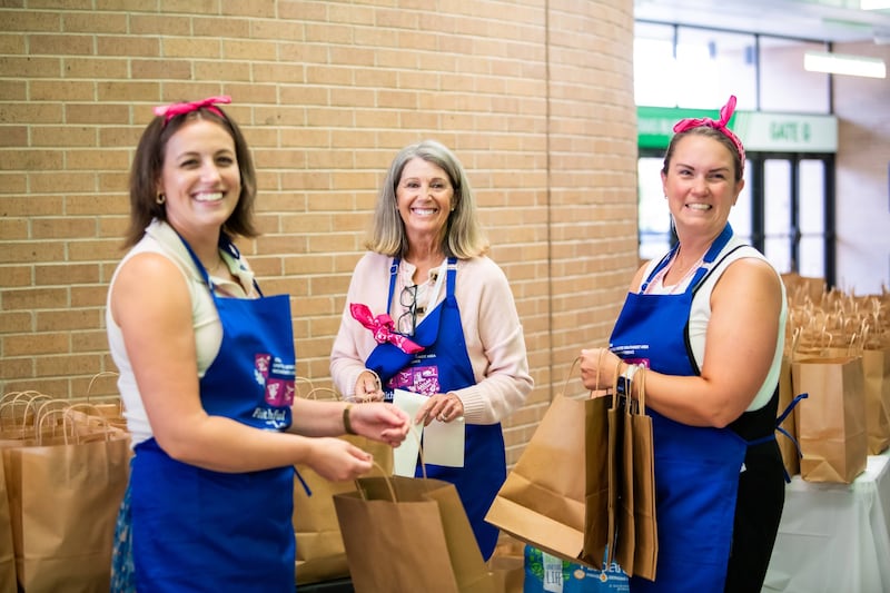 Mulheres prestam serviço ao assistirem à Conferência de Mulheres "Faithful & Loved" de 2026 na Universidade do Texas do Norte em Denton, Texas.