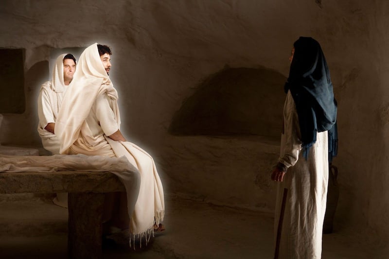 Uma imagem do vídeo da Bíblia mostra Maria Madalena procurando o corpo de Jesus Cristo e sendo informada pelos anjos de que Ele ressuscitou.