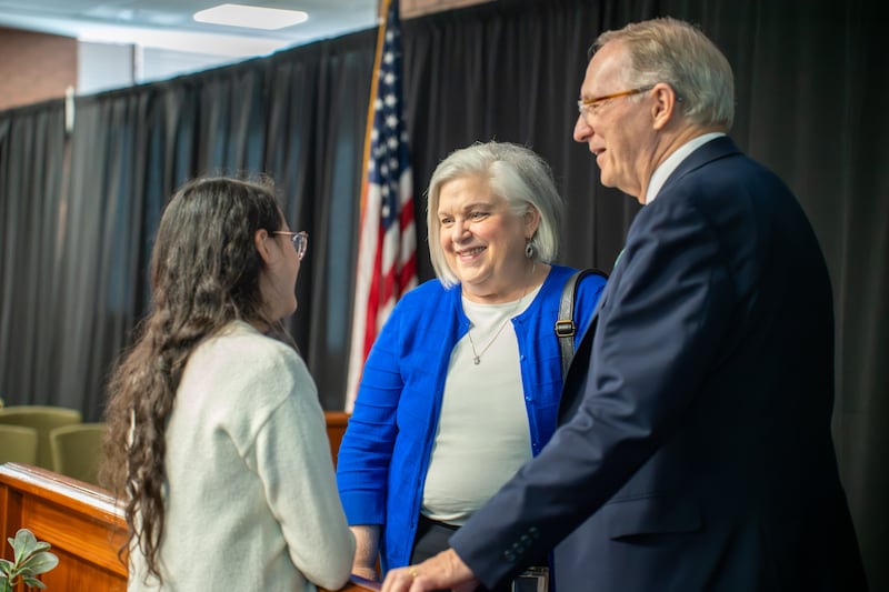 Presidente Bruce C. Kusch, à direita, e sua esposa, Irmã Alynda Kusch, cumprimentam um aluno após um devocional do Campus Ensign em Salt Lake City em 22 de setembro de 2026.
