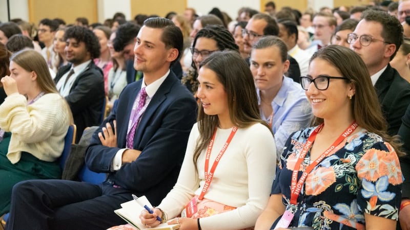 Os jovens adultos ouvem Elderr Clark G. Gilbert do Quórum dos Doze Apóstolos no domingo, 31 de maio de 2026, durante a Conferência Anual de Jovens Adultos One-by-One de A Igreja de Jesus Cristo dos Santos dos Últimos Dias realizada em Lancashire, Inglaterra.
