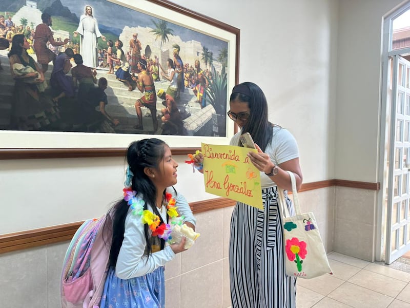 Um membro da família dá boas-vindas a uma criança da Primária de volta de sua missão simulada após a atividade de mini centro de treinamento missionário da Primária da Estaca Samborondón Equador em Guayaquil, Equador, 21 de fevereiro de 2026.