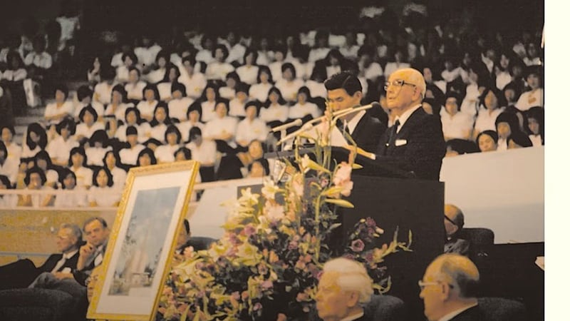 O Presidente Spencer W. Kimball, Presidente de A Igreja de Jesus Cristo dos Santos dos Últimos Dias, fala em Tóquio, Japão, em 9 de agosto de 1975, como parte de uma conferência em todo o país. Ele anunciou que um templo seria construído no país.