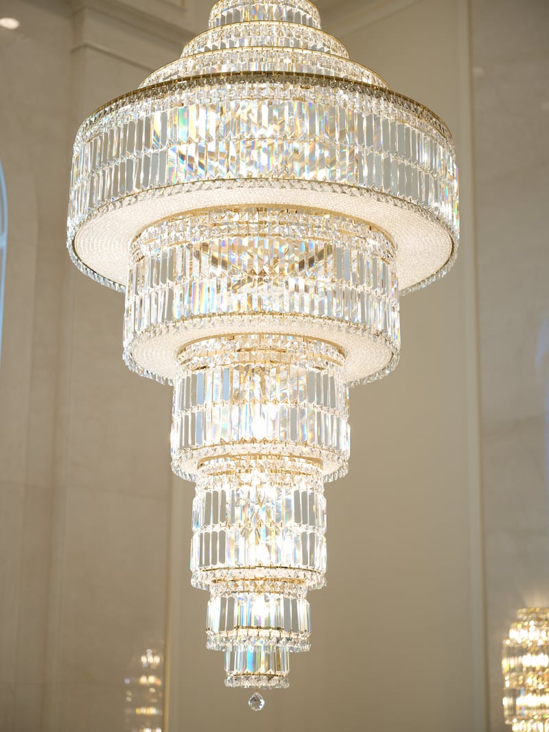 Um lustre dentro do Templo de Montpelier Idaho.