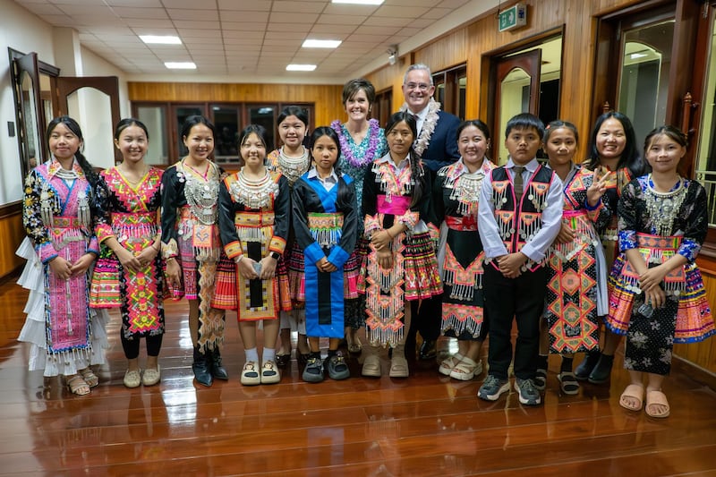 Elder Patrick Kearon do Quórum dos Doze Apóstolos e a Irmã Jennifer Kearon posam para uma foto em Laos com membros de A Igreja de Jesus Cristo dos Santos dos Últimos Dias vestidos em roupas tradicionais de Hmong durante seu ministério de 12 a 21 de março de 2026 na Área da Ásia da Igreja.