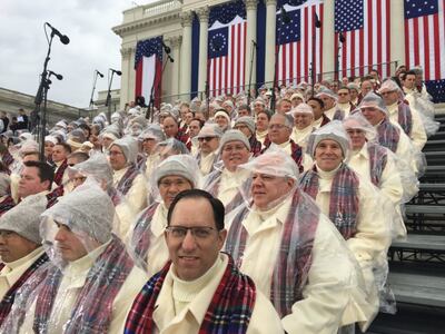 O Coro do Tabernáculo Mórmon se prepara para cantar “America the Beautiful” na posse do ex-presidente dos E.U.A. Donald Trump, em 20 de janeiro de 2017. The Mormon Tabernacle Choir prepares to sing “America the Beautiful” at the inauguration of Donald Trump, January 20, 2017. Intellectual Reserve, Inc.