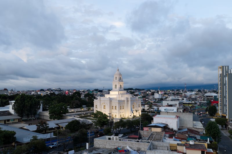 O Templo de Miraflores da Cidade da Guatemala, Guatemala, iluminado em um dia nublado.
