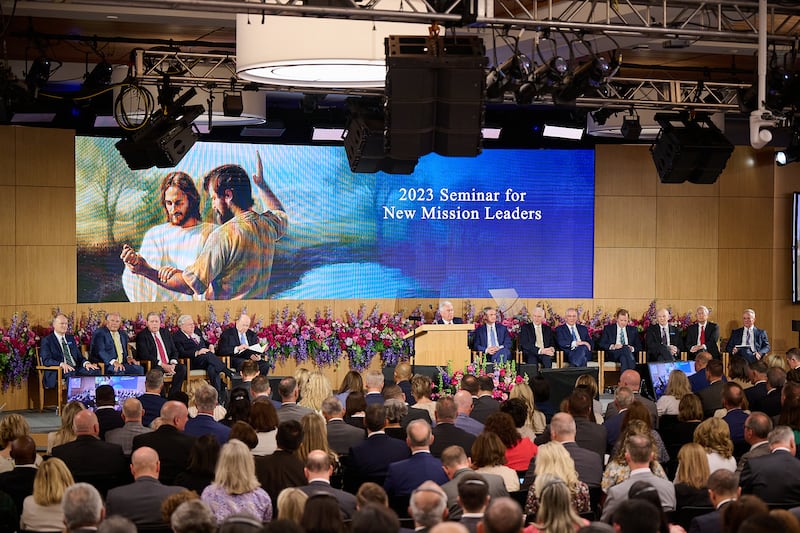 Membros do Quórum dos Doze Apóstolos se preparam para falar no Seminário para Novos Líderes de Missão realizado no Centro de Treinamento Missionário de Provo Utah, em 22 de junho de 2023.