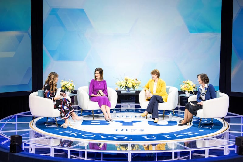 Iene Caso, à esquerda, foi a moderadora durante o evento De irmã para irmã da Conferência de Mulheres da BYU, em 30 de abril de 2021, com a irmã Michelle Craig, a irmã Sharon Eubank e a irmã Susan Porter.