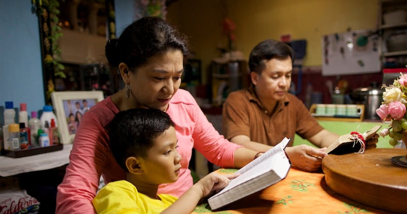 Uma família nas Filipinas estuda as escrituras.