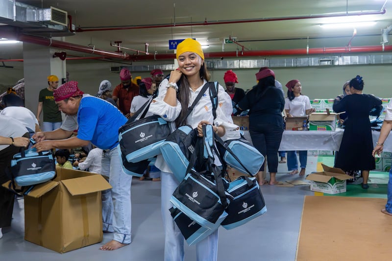 Voluntários de A Igreja de Jesus Cristo dos Santos dos Últimos Dias montam kits de alimentos durante um projeto de serviço com amigos e vizinhos da comunidade Sikh em Dubai, Emirados Árabes Unidos, em sexta-feira, 21 de agosto de 2026.