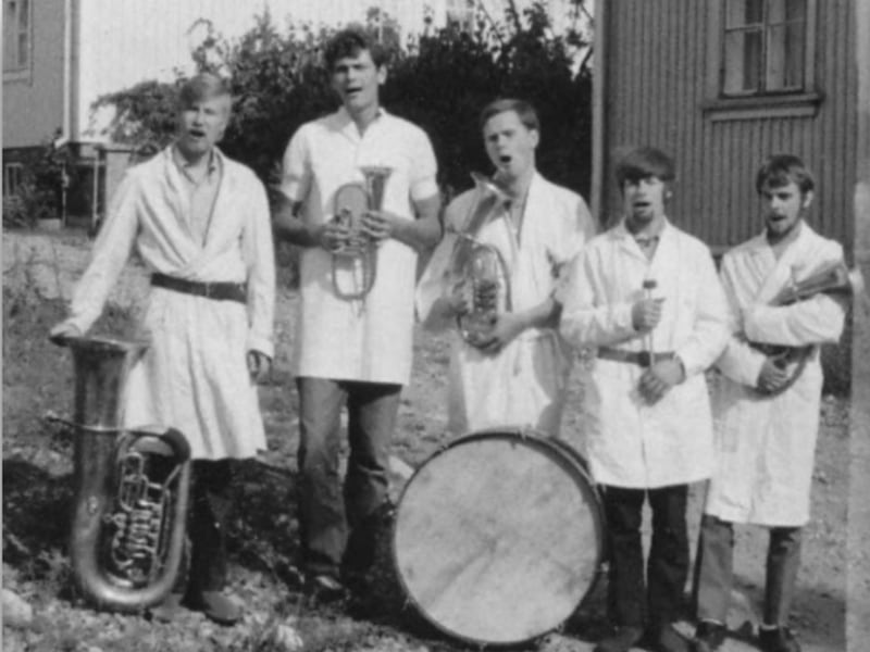 Jarkko Metsätähti e seus amigos assistem à primeira conferência que se tornaria Festinord, realizada em 1966 na Suécia.