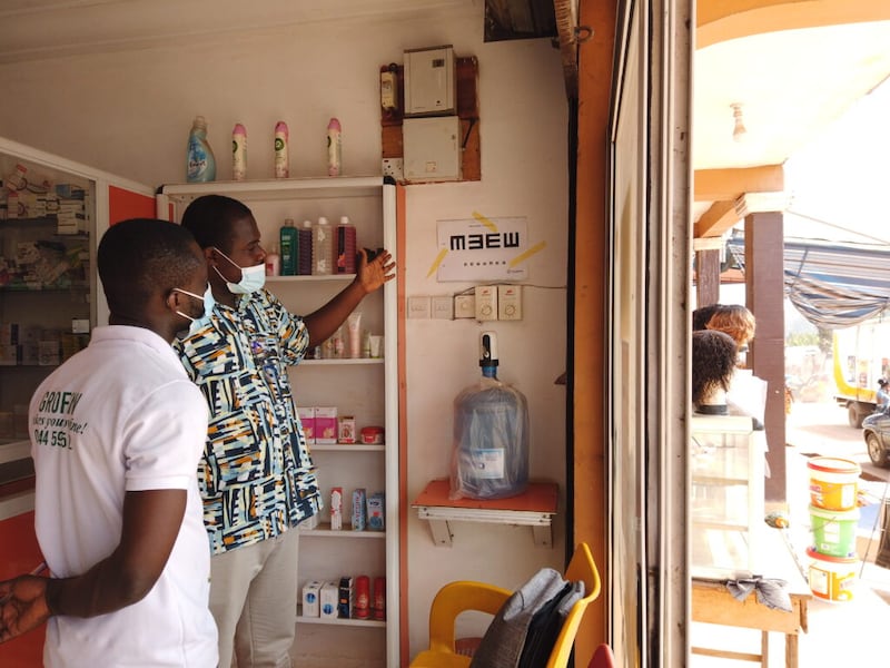Um farmacêutico realiza um exame oftalmológico como parte do ” Projeto Óculos de Leitura em Farmácias”, na região de Ashanti, em Gana, em janeiro de 2022.