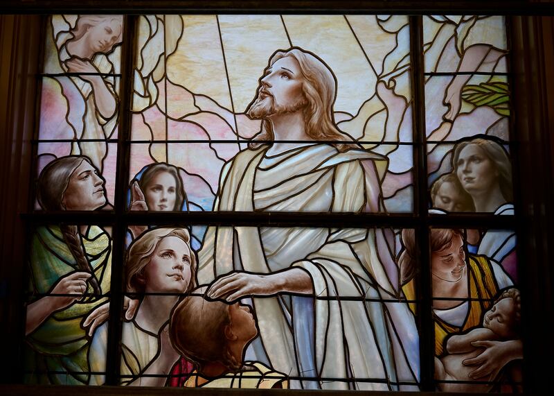 Os recentemente instalados vidros artísticos que retratam Jesus Cristo adornam os edifícios da entrada norte na Praça do Templo em Salt Lake City na quarta-feira, 11 de março de 2026.