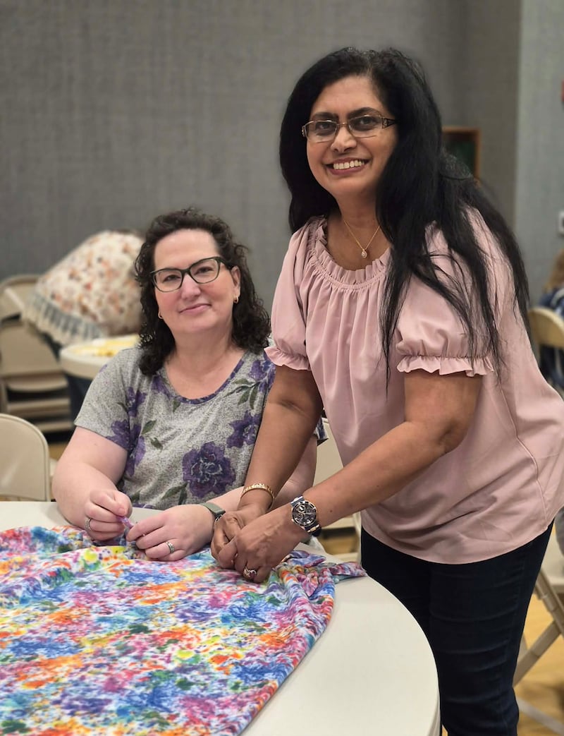 Mulheres da Estaca Montgomery Alabama confeccionam cobertores de lã durante um dia de serviço no sábado, 7 de março de 2026.