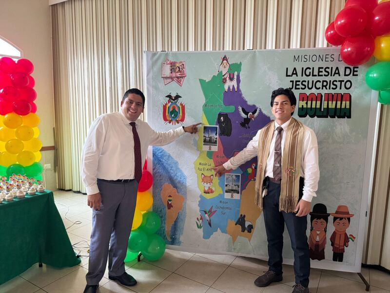 José Rodas e Pedro Aspiazu, que serviram missões na Bolívia, apontam para suas missões em um mapa do país durante a atividade do mini centro de treinamento missionário da Primária da Estaca Samborondón Equador em Guayaquil, Equador, em 21 de fevereiro de 2026.