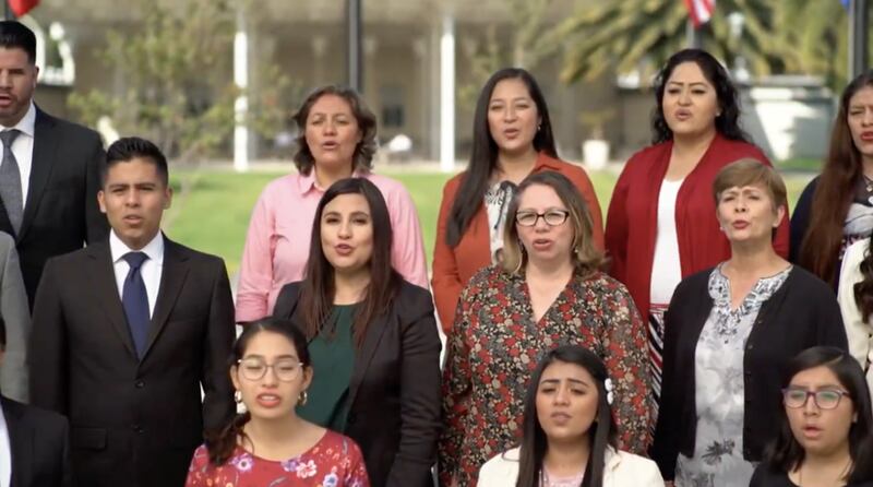 Santos dos últimos dias na Cidade do México, no México, cantam “Graças Damos, Ó Deus, por um Profeta” em uma gravação que foi transmitida durante a sessão da tarde de domingo da 190ª Conferência Geral Anual, no dia 5 de abril de 2020.