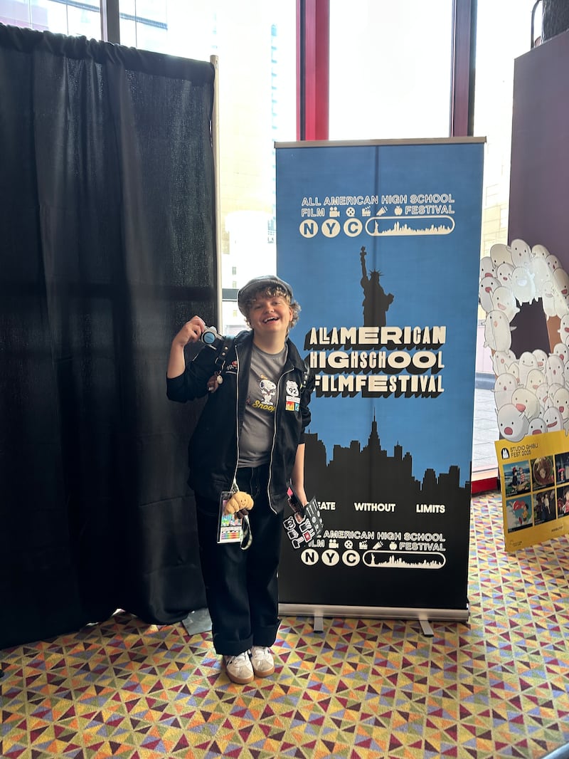 Paige Olsen — vencedora da categoria de apresentação de design do All-American High School Film Festival — posa para uma foto na estreia de seu documentário sobre seu avô na cidade de Nova York, 18 de outubro de 2025.