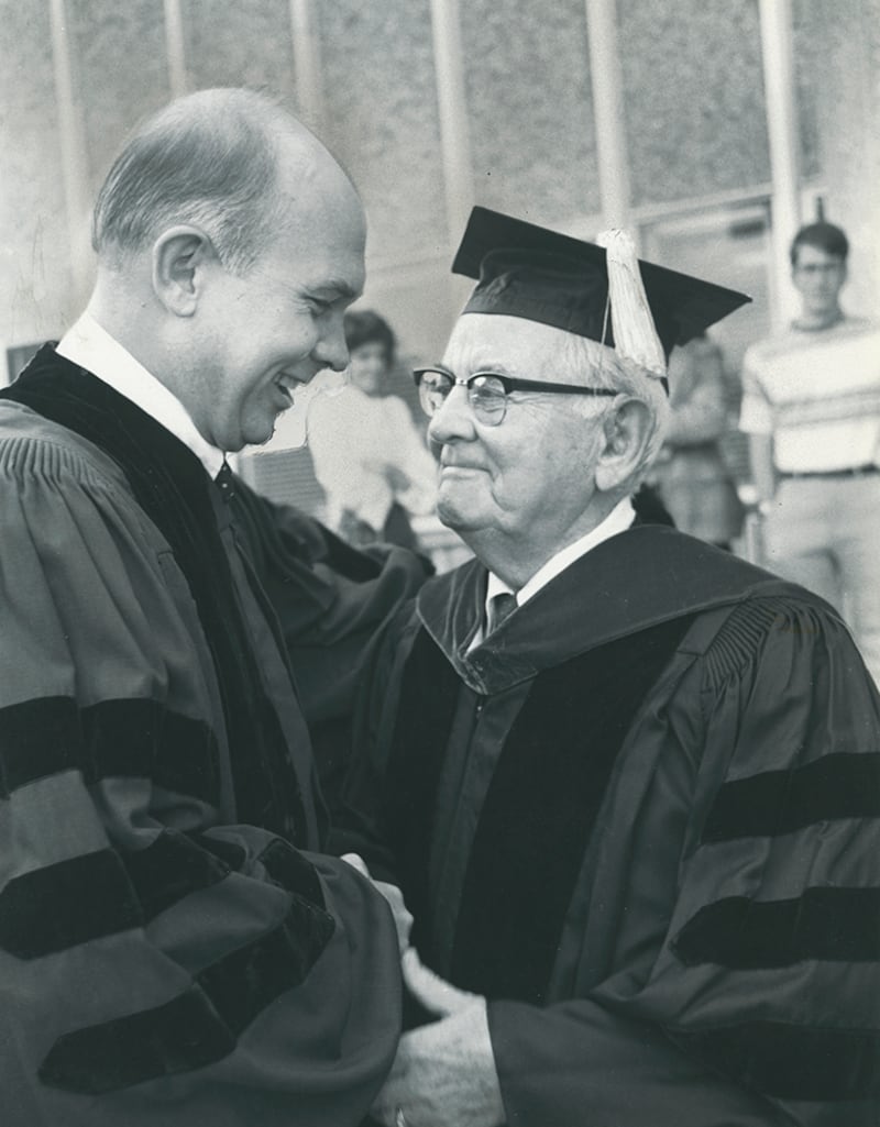 O Presidente da BYU, Dallin Oaks, à esquerda, recebe um aperto de mão e um abraço do Presidente da Igreja, Spencer W. Kimball.
