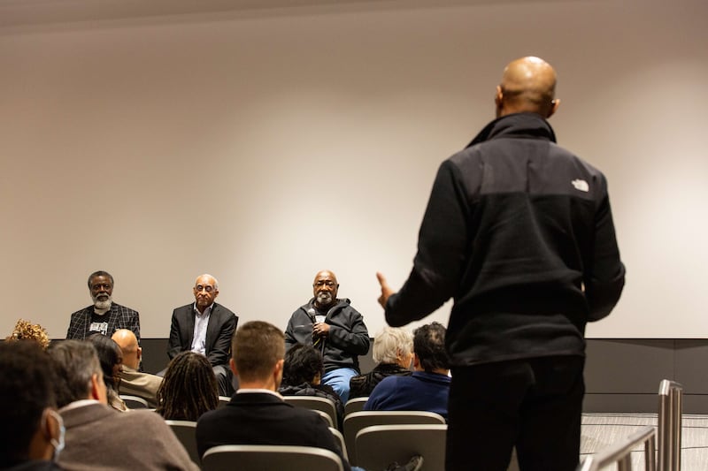 Durante um painel de discussão no Hall da Fama do Futebol Americano Universitário em Atlanta, Geórgia, em 6 de fevereiro de 2024, Craig Summers pergunta aos membros do Black 14, Tony McGee, John Griffin e Mel Hamilton, como eles conseguiram abandonar a raiva que sentiram depois de serem expulsos do time de futebol americano da Universidade de Wyoming em 1969.