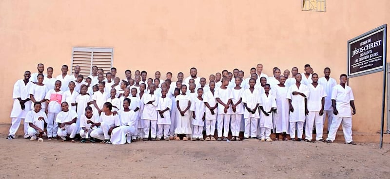 Setenta e quatro pessoas se vestem de branco antes de serem batizadas em A Igreja de Jesus Cristo dos Santos dos Últimos Dias no sábado, em Bamaco, Mali, em 18 de abril de 2026.