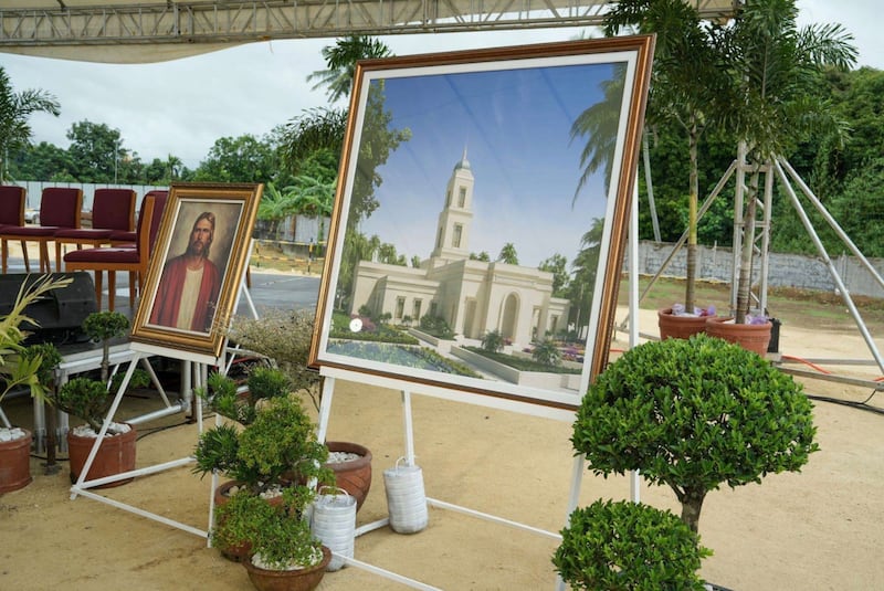 Uma ilustração do exterior do Templo de Naga nas Filipinas é exibida durante a cerimônia de lançamento da pedra fundamental do templo em 8 de agosto de 2026, em Naga City, Filipinas.