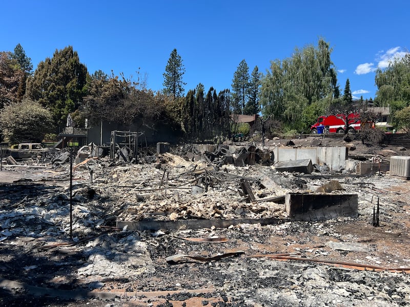 A vista da parte de trás da propriedade onde a casa da família Anglesey ficava antes de o Incêndio Upriver em Spokane, Washington, ter devastado a área na terça-feira, 16 de junho de 2026.