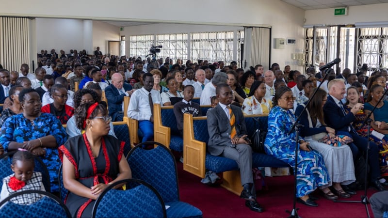 Membros da Estaca Nairobi Quênia Sul ouvem durante conferência de estaca com Élder Gérald Caussé no domingo, 25 de outubro de 2026.