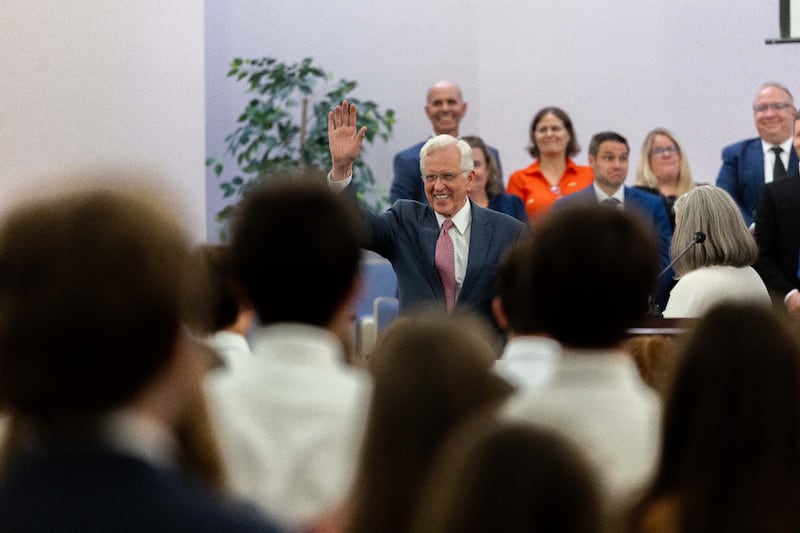 Presidente D. Todd Christofferson, segundo conselheiro da Primeira Presidência, cumprimenta a juventude Santo dos Últimos Dias de Toronto, Canadá, no sábado, 13 de junho de 2026.