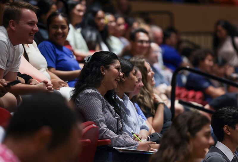 Estudantes ouvem um devocional da BYU–Hawaii no Cannon Activities Center de Laie, Hawaii, em 3 de fevereiro de 2026.