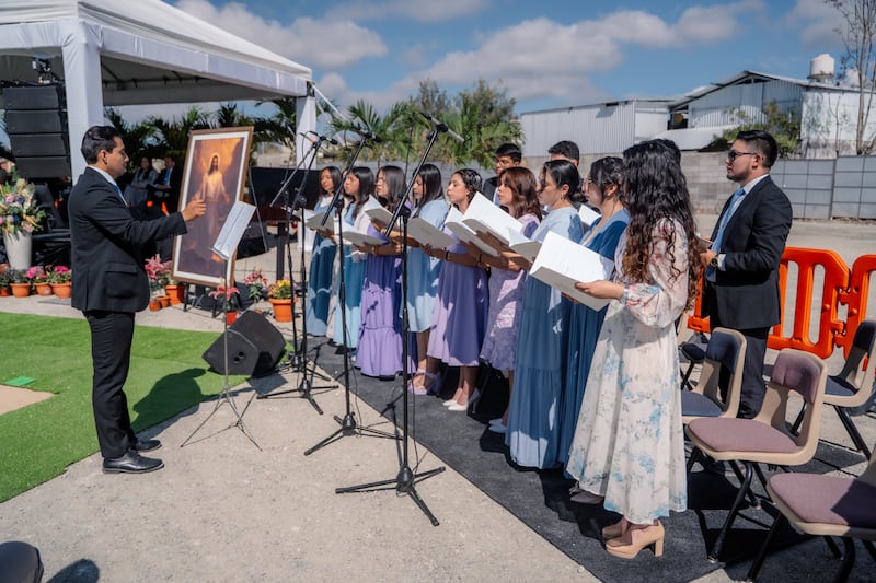Um coro de jovens adultos de Huehuetenango, Guatemala, canta "Eu Creio em Cristo" na cerimônia de inauguração do Templo de Huehuetenango Guatemala no sábado, 14 de março de 2026.