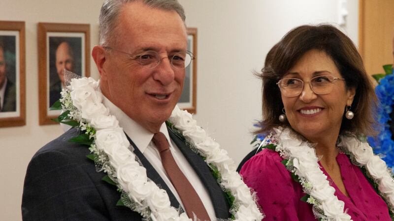 Élder Ulisses Soares e irmã Rosana Soares durante uma visita de ministração em Auckland, Nova Zelândia, em 21 de maio de 2022.