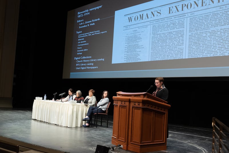 Jennifer Reeder, especialista em história das mulheres do século XIX do Departamento de História da Igreja, discursa em um simpósio sobre “Mulheres, Religião e Registros” no Teatro do Centro de Conferências no sábado, 25 de fevereiro de 2023.