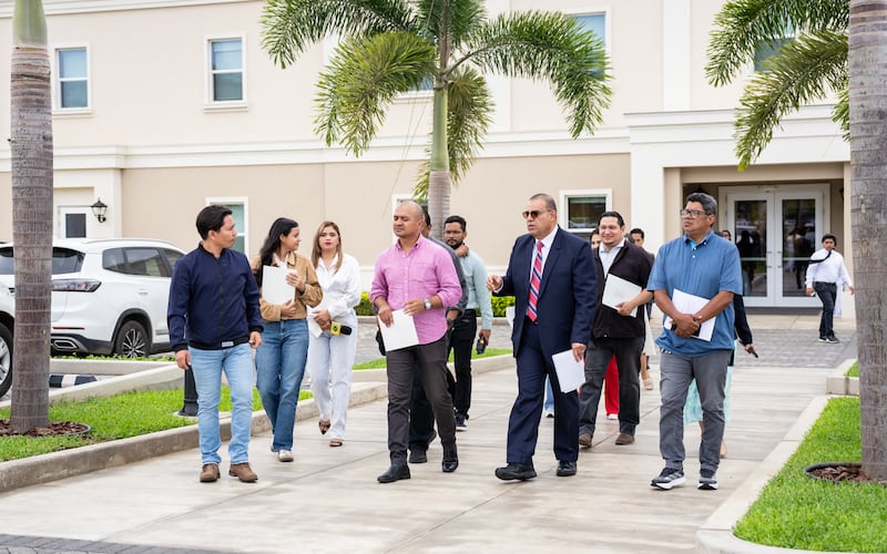 Élder Taylor G. Godoy, um Setenta Autoridade Geral e diretor executivo assistente do Departamento de Templos, lidera jornalistas e convidados em um tour do Templo de Manágua Nicarágua na segunda-feira, 7 de setembro de 2026.