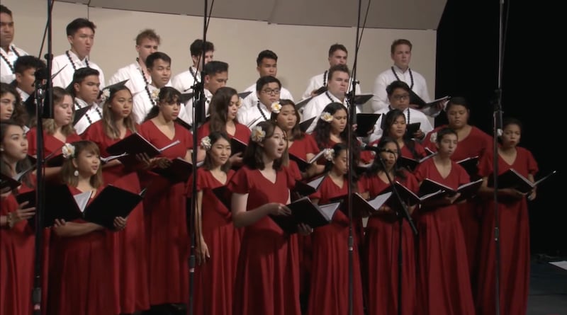 “Mo Li Hua” é apresentada pelo Coro de Câmara Ho’olōkahi, com a solista Siwoo Park, durante o devocional da BYU-Hawaí em 20 de setembro de 2022.