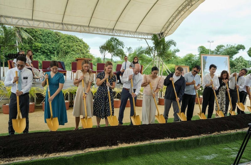 Élder Steven D. Shumway — um Setenta Autoridade Geral e membro da presidência de área das Filipinas, quinto à esquerda — e sua esposa, Irmã Heidi Shumway, quarta à esquerda, são acompanhados pela prefeita da Cidade de Naga, Maria Leonor "Leni" Robredo, sexta à esquerda, e outros convidados para colocar a pedra fundamental do Templo de Naga nas Filipinas em 8 de agosto de 2026, na Cidade de Naga, Filipinas.