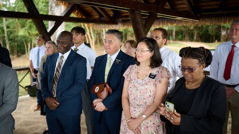 O Presidente da Missão Quênia Nairobi East David T. Onekawa e sua esposa, a Sister Lenise Onekawa, no centro, ouvem atentamente durante o devocional de Seychelles em 27 de outubro de 2025.