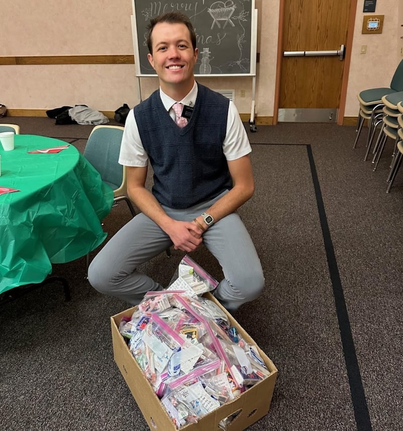 Élder Logan Lerwill mostra alguns dos kits de higiene montados para os necessitados em Pueblo, Colorado, em 25 de dezembro de 2023.