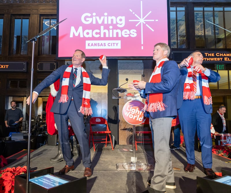 Elder Gary E. Stevenson do Quórum dos Doze Apóstolos de A Igreja de Jesus Cristo dos Santos dos Últimos Dias lança uma bola de futebol americano de brinquedo em um evento para lançar os quiosques da Máquina de Doações Ilumine o Mundo dentro da Union Station no centro de Kansas City, Missouri, no sábado, 22 de novembro de 2025.